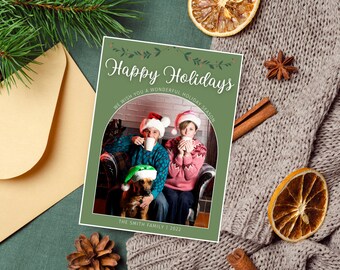 Op de afbeelding: Een groene kerstkaart met een foto van een gezin met een hond. De kaart zegt "Prettige Kerstdagen" en "We wensen u een fijne kersttijd." De kaart is ondertekend met "The Smith Family | 2022".