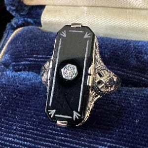 Art-Deco-14k Weißgold geätzt Onyx und Diamant filigrane Vintage Retro Plaque Ring - Größe 8