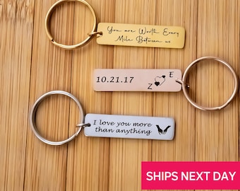 Name Keychain Personalisierte, kundenspezifische Metallschlüsselanhänger gravierte Geschenkidee für Ihn Sie, Gold Keychain Geschenk für Jahrestag gravierte Paare