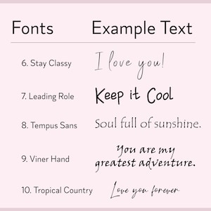 K&ouml;nnte beinhalten: Eine Tabelle mit einer Liste von Schriftarten und Beispieltexten, die in jeder Schriftart geschrieben sind. Die Schriftarten sind: Stay Classy, Leading Role, Tempus Sans, Viner Hand und Tropical Country. Der Beispieltext beinhaltet: "I love you!", "Keep it Cool", "Soul full of sunshine", "You are my greatest adventure" und "Love you forever".