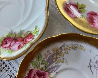 Platillos de té de porcelana vintage x 3, rosas y dorados / exhibición de pared vintage / platillos de porcelana / porcelana vintage con estampado de rosa y oro