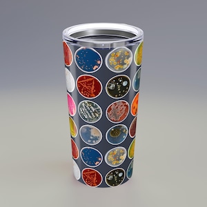 Könnte beinhalten: Ein Edelstahlbecher mit dunkelblauem Hintergrund und einem Muster aus bunten Petrischalen mit verschiedenen Arten von Bakterienkulturen.