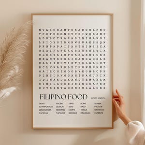 Könnte beinhalten: Ein schwarz-weißes druckbares Poster mit einem Wortsuchrätsel mit philippinischen Essensnamen. Das Poster hat einen weißen Hintergrund mit schwarzem Text. Der Titel des Posters lautet "Filipino Food Word Search".