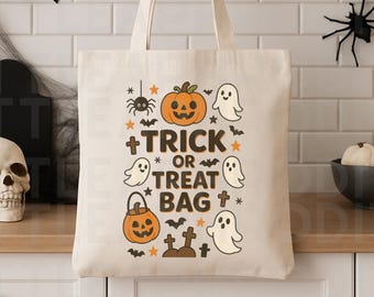 Può includere: Una borsa tote color crema con un design a tema Halloween. La borsa presenta una zucca, fantasmi, pipistrelli e il testo "Trick or Treat Bag". Gli elementi decorativi includono un ragno, stelle e un piccolo secchio di zucca.