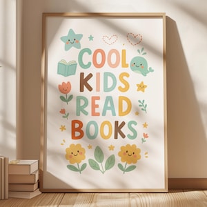 Peut inclure: Une affiche encadrée avec les mots "COOL KIDS READ BOOKS" en lettres colorées. Le design comprend des illustrations d'une étoile, d'une baleine, de fleurs et d'un livre ouvert. L'affiche est dans un cadre en bois clair et est appuyée contre un mur.