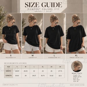 Può includere: Una guida alle taglie per t-shirt unisex Comfort Colors 1717 con quattro immagini di una t-shirt nera nelle taglie S, M, L e XL. Include una tabella delle misure in pollici per le taglie dalla S alla 3X e le statistiche del modello per altezza e peso.