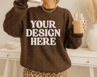 Mockup Gildan 18000 Cioccolato Fondente/ Mockup Felpa Oversize/ Mockup Trendy/ Mockup Cozy/ Mockup Felpa Marrone Scuro