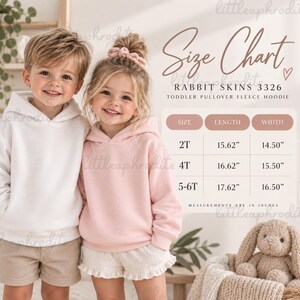 Puede incluir: Una tabla de tallas para sudaderas con capucha de forro polar para niños pequeños Rabbit Skins 3326. La tabla enumera las tallas 2T, 4T y 5-6T con medidas de largo y ancho en pulgadas. El texto incluye Size Chart y Rabbit Skins 3326.