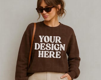 Mockup Gildan 18000 Cioccolato Fondente/ Mockup Felpa Oversize/ Mockup Trendy/ Mockup Cozy/ Mockup Felpa Marrone Scuro