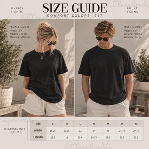 Op de afbeelding: Een maattabel voor Comfort Colors 1717 unisex t-shirts met twee modellen in zwarte t-shirts en lichte shorts. De afbeelding toont volwassen maten, modelmaten en een tabel met breedte- en lengtematen in inches.