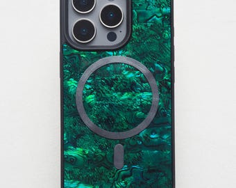 アワビの貝殻iPhoneケース：エメラルドマーメイド樹脂製ハンドメイドアート、フェアリーコアMagSafeカバー