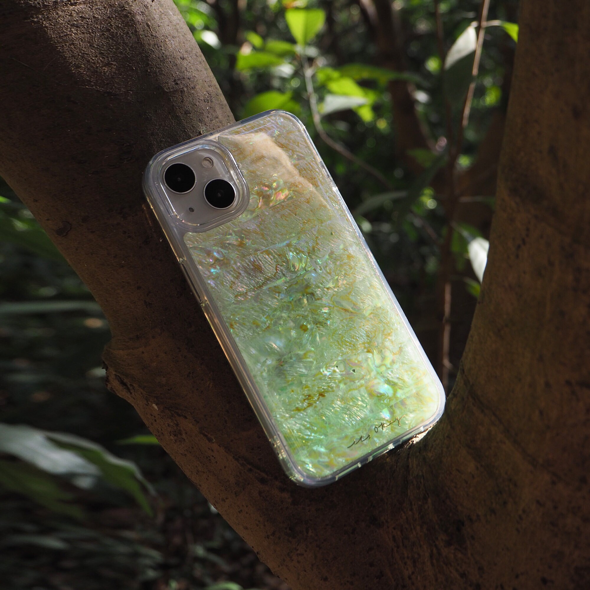 グリーンアワビ貝のiPhoneケース：春の芽吹きデザイン、ハンドメイド