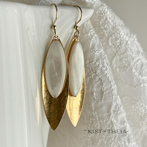 Pendientes largos colgantes de nácar con alambre relleno de oro de 14k.