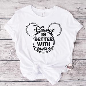 A Disney fica melhor com a imagem SVG PNG da camisa Cousins. Camisa Disney, Camisas Combinando Primos Disney, Camisas Combinando Família Disney.