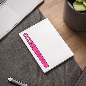 Könnte beinhalten: Ein weißer Notizblock mit einem rosa Stift-Aufkleber, auf dem "sorry so sorry" steht.