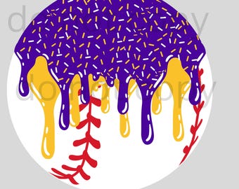 Op de afbeelding: Een witte honkbal met rode naden is bedekt met paarse en gele glazuur met witte spikkels. De glazuur druipt langs de zijkanten van de honkbal.