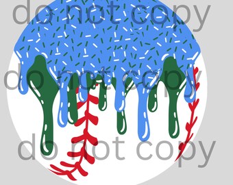 Op de afbeelding: Een witte honkbal met rode naden en blauwe en groene glazuur die langs de zijkanten druipt. De glazuur is bedekt met witte en groene sprinkels.