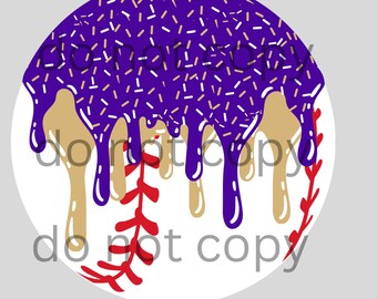 Op de afbeelding: Een witte honkbal met een rode naad is bedekt met een paarse en gouden glazuur met witte spikkels. Het glazuur druipt langs de zijkanten van de honkbal.