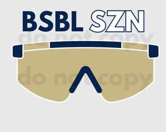 Op de afbeelding: Afbeelding van een beige sportzonnebril met een donkerblauwe bovenbalk en neusbrug. De tekst "BSBL SZN" staat boven de zonnebril in donkerblauw en wit.
