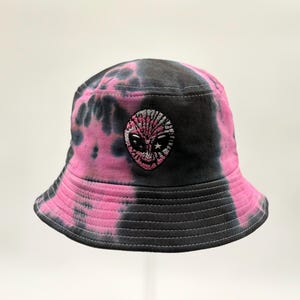 Bestickter Alien Anglerhut – Handgefertigtes Batik Rave Festival Accessoire