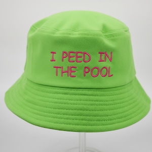 Sombrero de pescador bordado: accesorio de algodón divertido con la frase "Me oriné en la piscina"