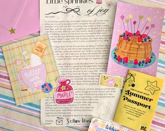 Club de Impresión de Agosto, Una Pizca de Alegría / El Club de Correo de la Biblioteca Amarilla