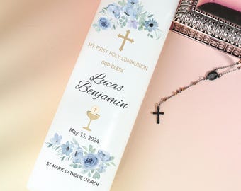 Niebieska kwiatowa świeca do Pierwszej Komunii Świętej: Spersonalizowana świeca filarowa