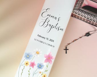 Spersonalizowana kwiatowa świeca chrzcielna: prezent na chrzest z polnym kwiatem