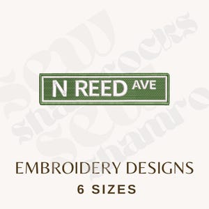 以下が含まれることがあります： 白文字で「N REED AVE」と書かれた緑色の刺繍パッチ。パッチは長方形で白い縁取りがあります。パッチの下には、茶色で「EMBROIDERY DESIGNS」と「6 SIZES」と書かれています。