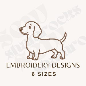 Puede incluir: Un contorno bordado marrón de un perro salchicha de pie de perfil. Debajo del perro, el texto dice EMBROIDERY DESIGNS y 6 SIZES en letras mayúsculas marrones. El diseño está centrado sobre un fondo claro con una marca de agua tenue.