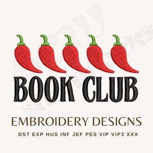 以下が含まれることがあります： 赤い唐辛子が一列に並んでおり、黒い文字で「BOOK CLUB」と書かれています。刺繍のデザインです。