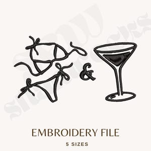 Pu&ograve; includere: File di ricamo a linea nera con un bikini, una e commerciale e un bicchiere da martini. Il testo "EMBROIDERY FILE" &egrave; sotto le immagini, con "5 SIZES" sotto. Il design &egrave; su sfondo color crema.