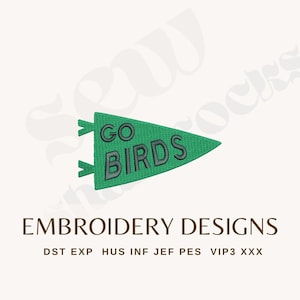 Może przedstawiać: Zielony trójkątny wzór haftu w kształcie proporczyka z ciemnozielonym napisem GO BIRDS. Poniżej proporczyka znajduje się brązowy napis EMBROIDERY DESIGNS, a po nim lista formatów plików, w tym DST, EXP, HUS, INF, JEF, PES, VIP3 oraz XXX.