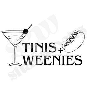 Pode incluir: Ilustração em preto e branco de um copo de martini com uma azeitona e um cachorro-quente. O texto "TINIS + WEENIES" está abaixo da imagem.