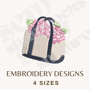 Könnte beinhalten: Gesticktes Design einer Tragetasche gefüllt mit rosa Hortensien und grünen Blättern. Die Tragetasche hat einen beigen Stoff mit marineblauen Griffen und Besatz. Der Text "EMBROIDERY DESIGNS" und "4 SIZES" steht darunter.
