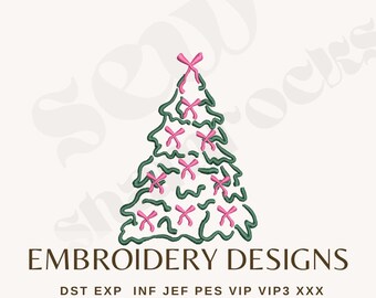 Può includere: Un disegno per ricamo a forma di albero di Natale, delineato in verde con fiocchi rosa. Il testo "EMBROIDERY DESIGNS" è in basso. Su sfondo bianco.