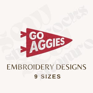 Puede incluir: Un diseño de bordado en forma de banderín rojo con las palabras blancas "GO AGGIES". El diseño también incluye el texto "EMBROIDERY DESIGNS" y "9 SIZES" en marrón, perfecto para proyectos de bordado.