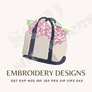 Pode incluir: Um design bordado com uma sacola cheia de hort&ecirc;nsias rosa e folhas verdes. A sacola tem al&ccedil;as e acabamentos em azul marinho. O texto "EMBROIDERY DESIGNS" est&aacute; abaixo, juntamente com abrevia&ccedil;&otilde;es de formatos de arquivo.