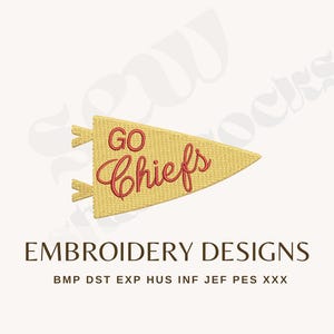 Puede incluir: Un diseño de bordado de banderín triangular amarillo con el texto rojo GO Chiefs. El diseño incluye dos pequeñas pestañas en el lado izquierdo. Debajo del banderín, el texto dice EMBROIDERY DESIGNS seguido de los formatos BMP DST EXP HUS INF JEF PES XXX.