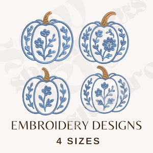 Könnte beinhalten: Vier blau-weiße gestickte Kürbisdesigns mit braunen Stielen. Jeder Kürbis hat ein Blumendesign in der Mitte und Blätterakzente. Der Text "EMBROIDERY DESIGNS" und "4 SIZES" ist darunter abgebildet.