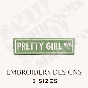 Puede incluir: Un parche bordado verde y blanco con el texto "PRETTY GIRL AVE". El parche rectangular tiene un borde blanco y letras blancas. Debajo, se muestran los textos "EMBROIDERY DESIGNS" y "5 SIZES".