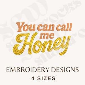 Op de afbeelding: Geborduurd ontwerp met de tekst "You can call me Honey" in goud en oranje draad. Onder de tekst staan de woorden "EMBROIDERY DESIGNS" en "4 SIZES" in bruine letters, op een crèmekleurige achtergrond.