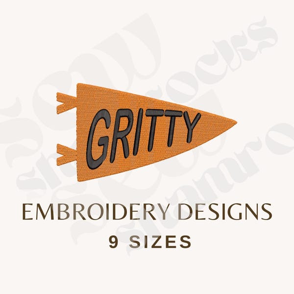 Puede incluir: Un diseño de bordado en forma de banderín naranja con la palabra "GRITTY" en letras negras. El texto "EMBROIDERY DESIGNS" y "9 SIZES" están debajo del banderín en texto marrón, todo sobre un fondo blanco.