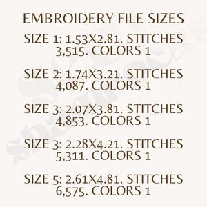 Pu&ograve; includere: Testo su sfondo beige che elenca le dimensioni dei file di ricamo. La taglia 1 &egrave; 3,89x7,14 cm con 3.515 punti. La taglia 2 &egrave; 4,42x8,15 cm con 4.087 punti. La taglia 3 &egrave; 5,26x9,68 cm con 4.853 punti. La taglia 3 &egrave; 5,79x10,7 cm con 5.311 punti. La taglia 5 &egrave; 6,63x12,22 cm con 6.575 punti.