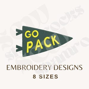 Könnte beinhalten: Ein Stickmuster mit einem dunkelgrünen dreieckigen Wimpel mit gelb gesticktem Text, der GO PACK lautet. Der Wimpel hat zwei kleine Laschen auf der linken Seite. Unter dem Design steht der Text EMBROIDERY DESIGNS und 8 SIZES.