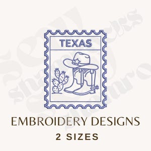 Puede incluir: Un diseño de bordado a máquina morado con forma de sello postal que presenta la palabra TEXAS en la parte superior, un sombrero de vaquero, un par de botas de vaquero con espuelas y un cactus. El diseño tiene un borde festoneado.