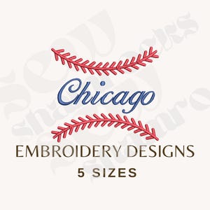 以下が含まれることがあります： 野球をテーマにした刺繍デザイン。青い筆記体で「Chicago」の都市名、赤いステッチの詳細。デザインには、茶色のフォントで「EMBROIDERY DESIGNS」と「5 SIZES」の文字が含まれており、背景は白です。