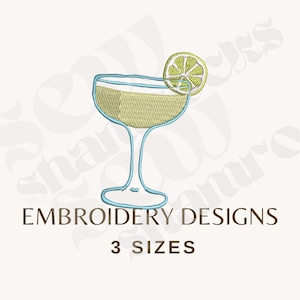 Puede incluir: Diseño bordado de un cóctel en una copa con una rodaja de lima. El vaso tiene un contorno azul claro y la bebida es de color amarillo claro. El texto "EMBROIDERY DESIGNS" y "3 SIZES" está debajo.