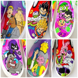 Può includere: Sei paia di scarpe slip-on personalizzate dipinte con vari personaggi dei cartoni animati. Le scarpe sono dipinte con colori vivaci e disegni dettagliati. I personaggi includono Bojack Horseman, Rick e Morty, Teen Titans, Dragon Ball Z e altro ancora.
