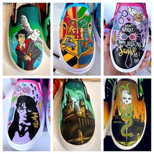 Può includere: Sei paia di scarpe da ginnastica in tela senza lacci dipinte a mano con temi di Harry Potter. Le scarpe presentano immagini di Hogwarts, Harry Potter, Hermione Granger, lo stemma di Hogwarts, un serpente e una citazione della serie.